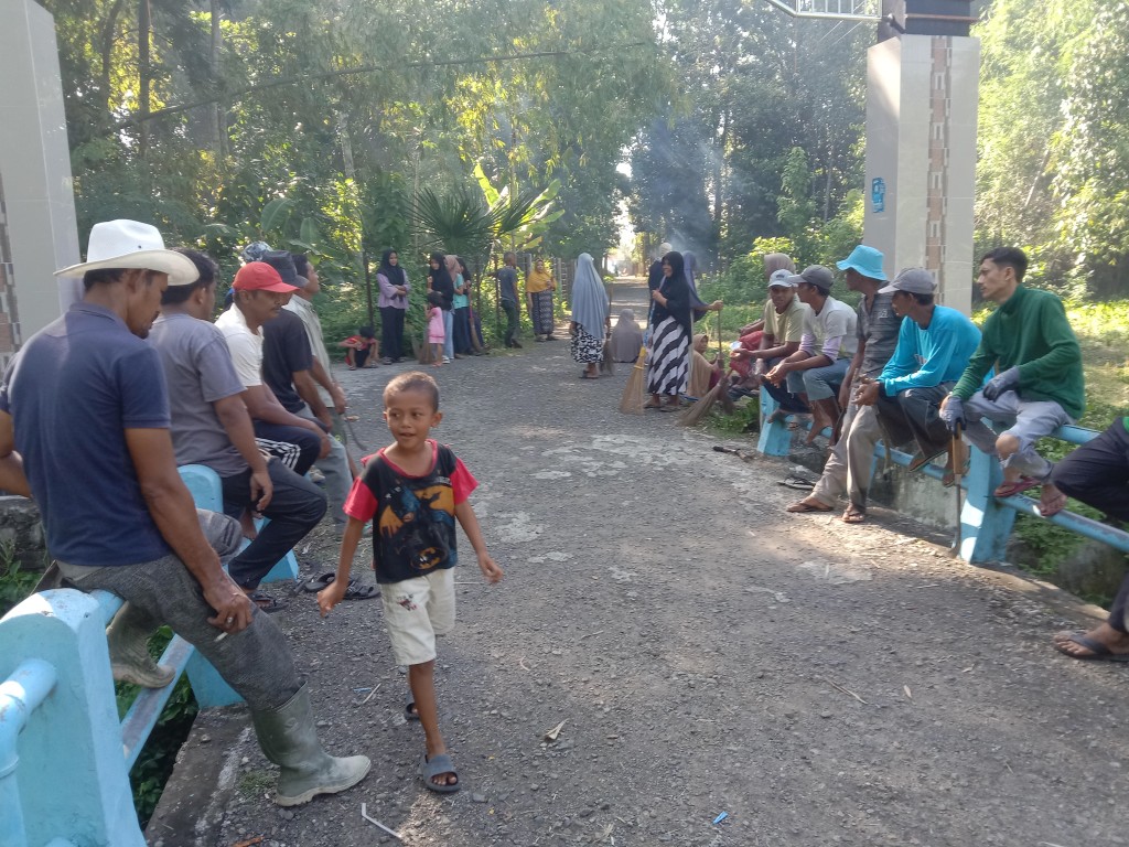 Pelaksanaan kegiatan gotong royong pembersihan lingkungan Gampong dilakukan oleh seluruh masyarakat 